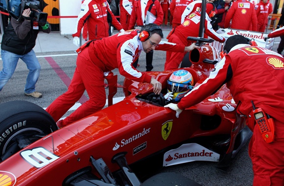 威廉姆斯险胜索伯车队，阿隆索统治全场